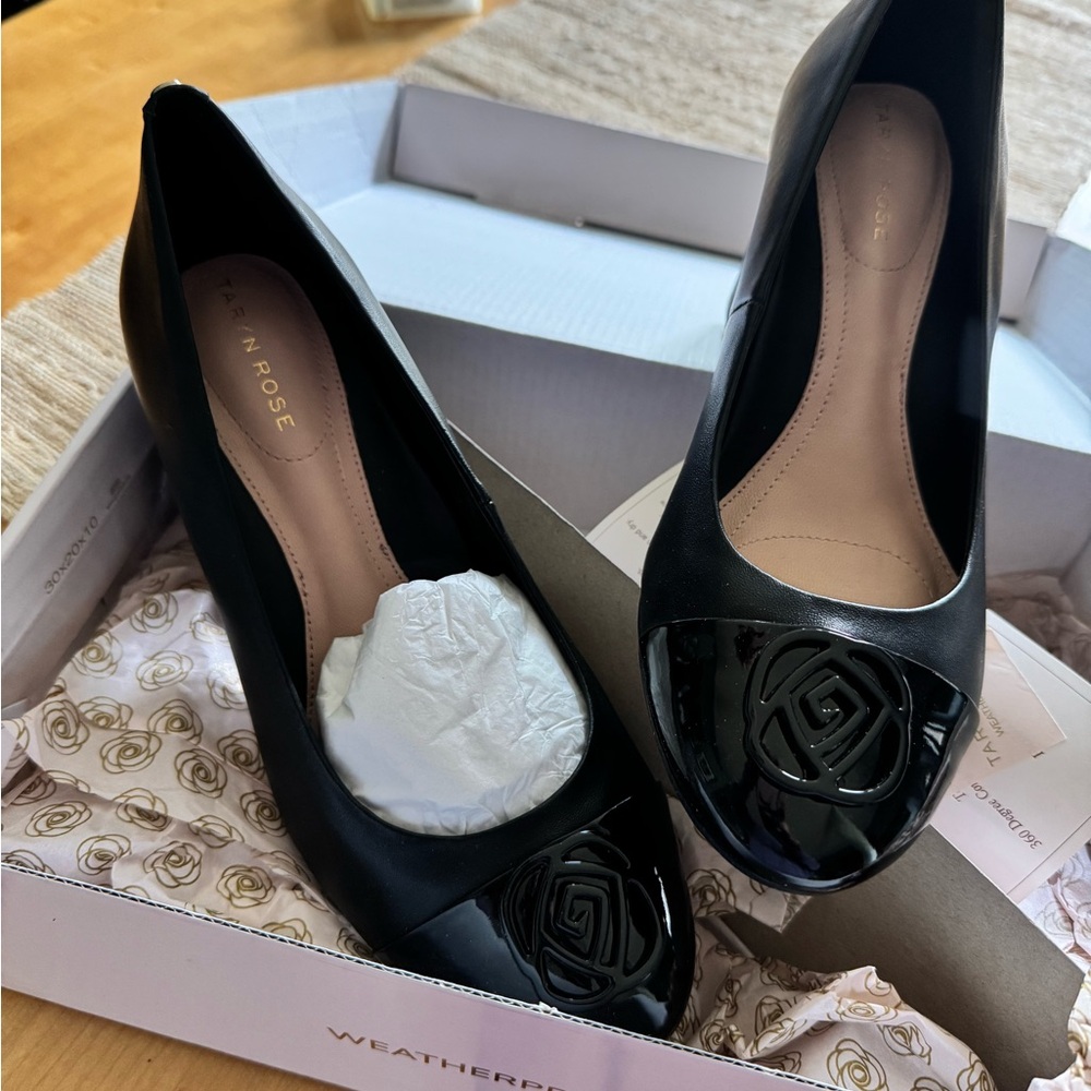 🌺Taryn Rose Black Heels with Elegant Design